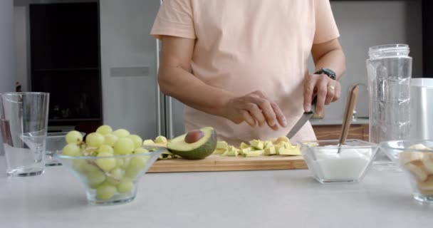 Mutfakta Meyve Suyu Için Meyve Sebze Doğrayan Kıdemli Melez Bir — Stok video
