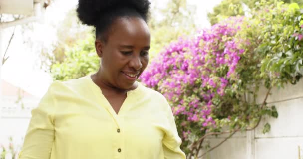 Feliz Africano Americano Senior Mujer Caminando Sonriendo Soleado Jardín Cámara — Vídeo de stock