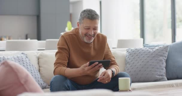 Onnellinen Vanhempi Birodullinen Mies Ottaa Älypuhelin Videopuhelu Sohvalla Aurinkoisessa Olohuoneessa — kuvapankkivideo
