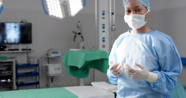 アフリカ系アメリカ人女性外科医の肖像画は コピースペース ゆっくりとした動きを身に着けています ヘルスケア 病院および仕事 変わらない — ストック動画