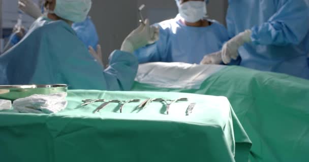 Zróżnicowani Chirurdzy Operujący Pacjenta Przy Użyciu Narzędzi Chirurgicznych Sali Operacyjnej — Wideo stockowe