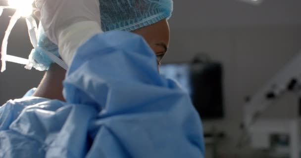 Afroamerikanische Chirurgin Mit Mundschutz Operationssaal Zeitlupe Medizin Gesundheitswesen Chirurgie Krankenhaus — Stockvideo