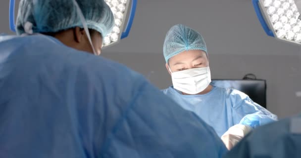 Diversas Cirujanas Operando Paciente Quirófano Cámara Lenta Medicina Salud Cirugía — Vídeo de stock