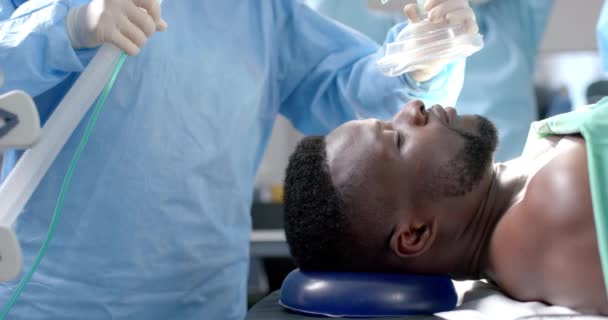 Хірург Застосовує Анестезіологічну Маску Афроамериканського Пацієнта Операційному Театрі Повільний Рух — стокове відео