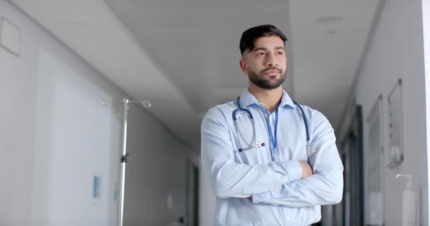 Portrét Biraciálního Doktora Laboratorním Plášti Chodbě Nemocnice Kopírovací Prostor Zpomalený — Stock video
