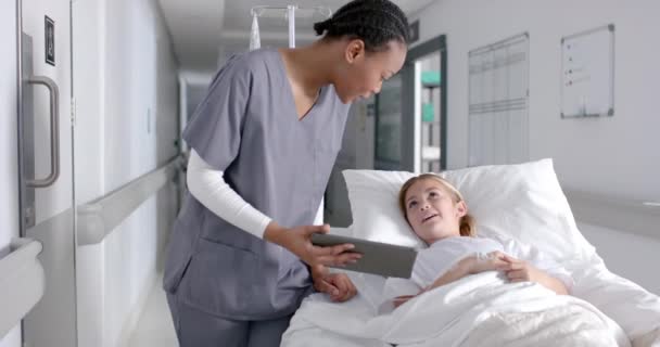Zróżnicowane Kobiety Lekarz Dziewczyna Pacjenta Leżącego Łóżku Pomocą Tabletki Szpitalu — Wideo stockowe
