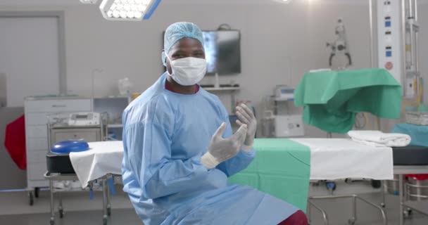 Portrait Chirurgien Afro Américain Portant Une Blouse Chirurgicale Salle Opération — Video