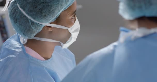 不同的女外科医生穿着外科工作服 讨论手术室的工作 动作缓慢 医疗保健 团队合作 医院和工作 — 图库视频影像