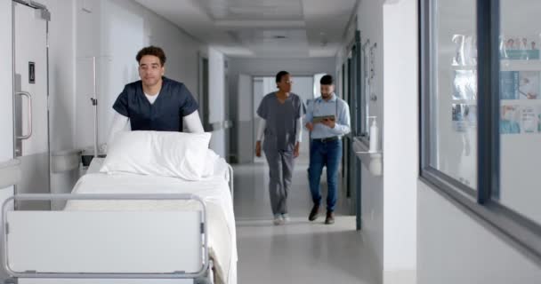 不同的男医生和女医生在医院走廊里走来走去 动作缓慢 医疗保健 团队合作 医院和工作 — 图库视频影像