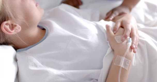 Médica Paciente Menina Diversa Deitada Cama Mãos Dadas Hospital Câmera — Vídeo de Stock
