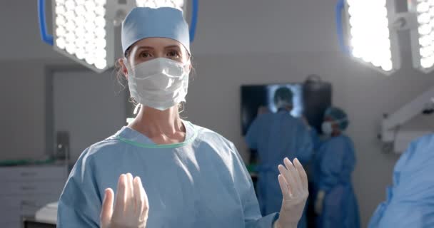 수술실에서 수술용 가운을 코카서스 외과의의 초상화 슬로우 변하지 — 비디오