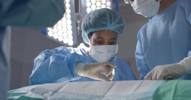 Zróżnicowani Chirurdzy Operujący Pacjentki Zwolnionym Tempie Medycyna Opieka Zdrowotna Chirurgia — Wideo stockowe