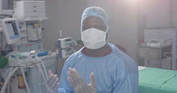 Πορτρέτο Ενός Αφροαμερικανού Χειρούργου Που Φοράει Χειρουργικό Φόρεμα Στο Χειρουργείο — Αρχείο Βίντεο