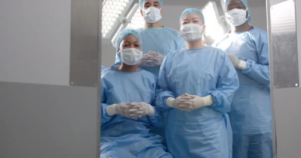 Retrato Diversos Cirurgiões Vestindo Batas Cirúrgicas Sala Operações Câmera Lenta — Vídeo de Stock