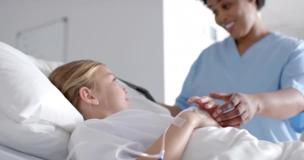 Zróżnicowany Lekarz Pacjentka Leżąca Łóżku Trzymająca Się Ręce Szpitalu Zwolniony — Wideo stockowe