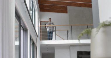 Üst katta pencereye bakıp kahve içen kıdemli melez, fotokopi odası, ağır çekim. Emeklilik, rahatlama, ev hayatı ve yaşlılık hayatı, değişmemiş..