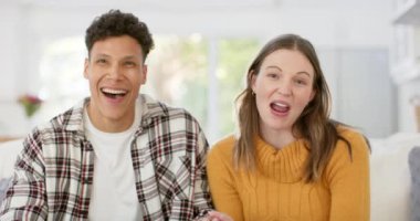 Kanepede oturan mutlu çift yavaş çekimde evlerinde video görüşmesi yapıyorlar. İlişki, birliktelik, iletişim, yaşam tarzı ve aile hayatı, değişmedi..