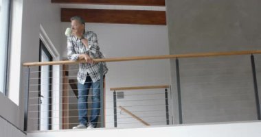 Üst düzey melez adam pencereden dışarı bakıyor, merdivenlerde kahve içiyor, fotokopi odası, ağır çekim. Emeklilik, rahatlama, ev hayatı ve yaşlılık hayatı, değişmemiş..