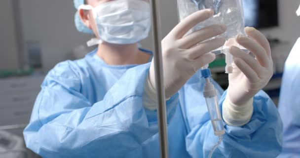 Biała Kobieta Chirurg Nakładający Kroplówkę Sali Operacyjnej Zwolnione Tempo Medycyna — Wideo stockowe