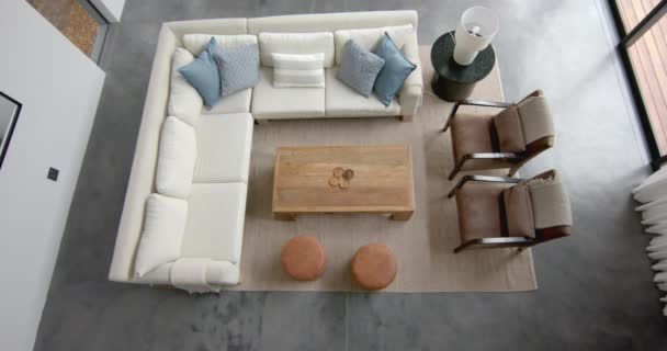 테라스 슬로우 모션에 거실에서 소파와 의자의 건축술 — 비디오