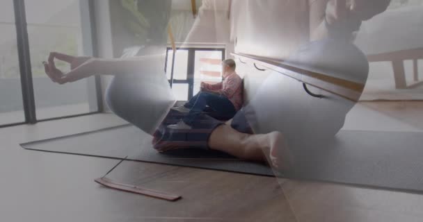 自宅でキッチンでスムージーを準備するシニアカンポジウム男のビデオ レジャー フリータイム 健康的なライフスタイル 家庭生活のコンセプト — ストック動画