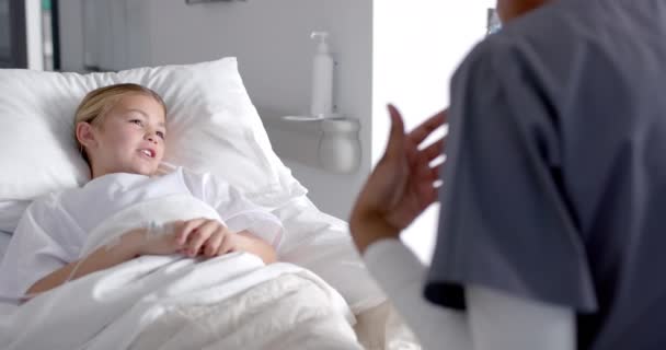 Zróżnicowany Lekarz Pacjentka Leżą Łóżku Rozmawiają Szpitalu Zwolnione Tempo Medycyna — Wideo stockowe