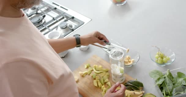 高角度的大白脸男子在厨房里准备水果和蔬菜 动作缓慢 食物和健康的生活方式 — 图库视频影像