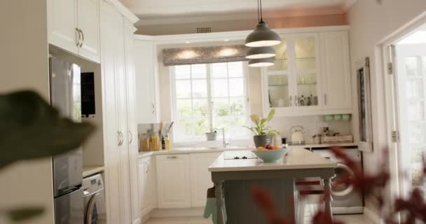 キッチン島 ランプ 日当たりの良いキッチン ゆっくりとした動きの窓 インテリアデザイン 家庭生活 — ストック動画