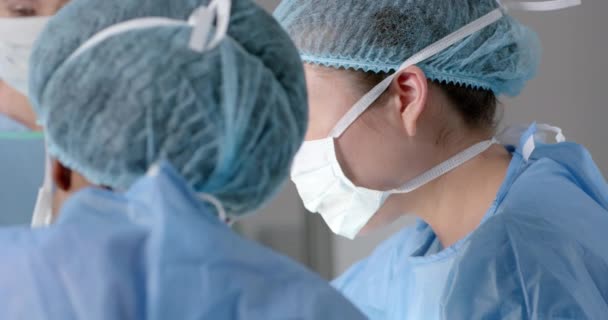 Diverse Chirurginnen Chirurgenkleidern Diskutieren Über Die Arbeit Operationssaal Zeitlupe Medizin — Stockvideo