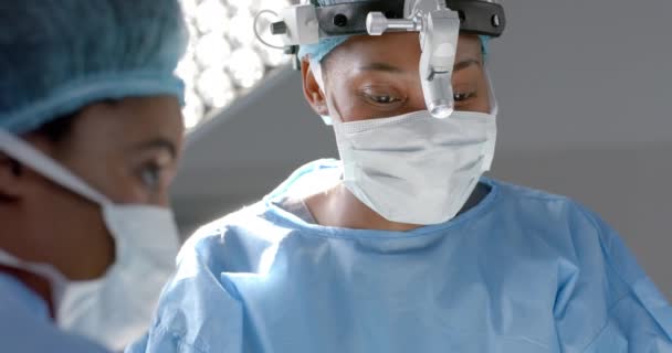 Afroamerikanische Chirurginnen Operieren Patientin Operationssaal Zeitlupe Medizin Gesundheitswesen Chirurgie Teamwork — Stockvideo