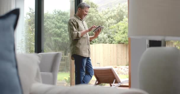 Heureux Homme Biracial Senior Debout Près Terrasse Utilisant Une Tablette — Video
