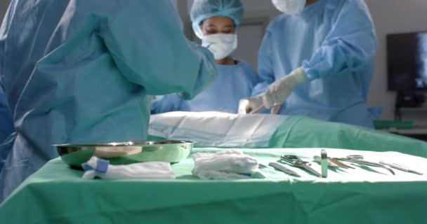 Verschiedene Chirurgen Operieren Patienten Mit Chirurgischen Instrumenten Operationssaal Zeitlupe Medizin — Stockvideo