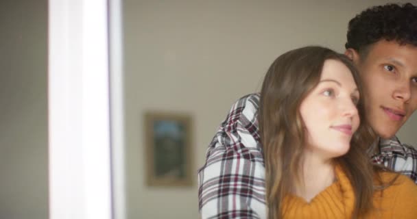 Boldog Változatos Pár Néz Ablakon Ölelkeznek Otthon Lassított Felvételen Kapcsolat — Stock videók