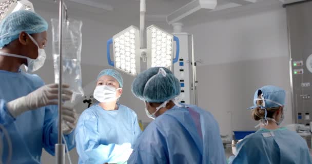 不同的女医生在手术室为病人做手术 动作缓慢 医疗保健 团队合作 医院和工作 — 图库视频影像