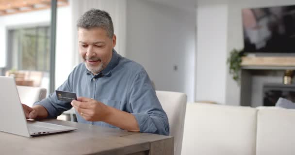 Homem Biracial Sênior Feliz Usando Cartão Crédito Laptop Line Espaço — Vídeo de Stock