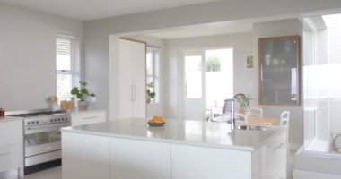 Büyük beyaz mutfak, bitkiler, büyük gardırop ve fırın, yavaş çekim. Tasarım, yemek pişirme ve mimari.