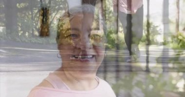 Sunny Garden 'da yoga meditasyonu yapan farklı yaşlı çiftler, fotokopi alanı. Emeklilik, boş zaman, sağlıklı yaşam tarzı, birliktelik ve doğa konsepti, değişmemiş..