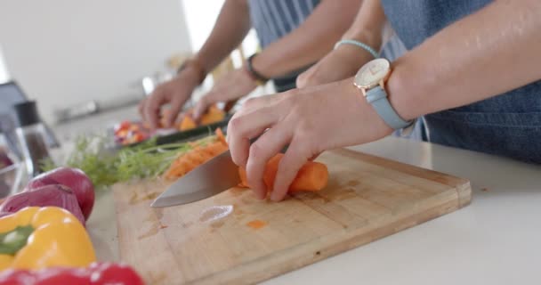 Mutlu Çift Taze Sebze Hazırlıyor Mutfakta Önlük Giyiyor Ağır Çekimde — Stok video