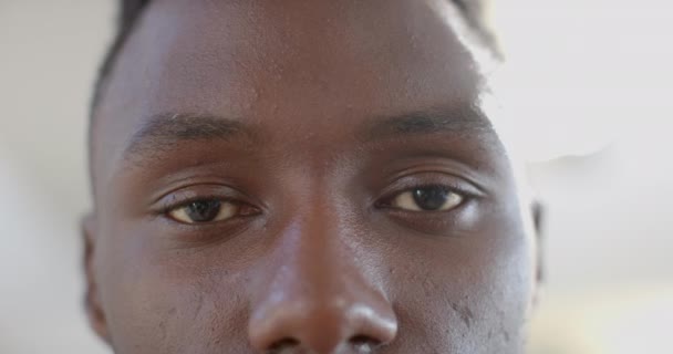 Augen Eines Glücklichen Afrikanisch Amerikanischen Mannes Der Sonnigen Wohnzimmer Lacht — Stockvideo