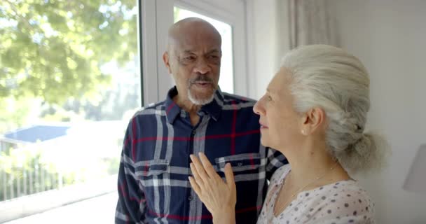 一对快乐的老夫妇从窗户往外看 在卧室里聊天 动作缓慢 家庭生活 退休和生活方式 — 图库视频影像