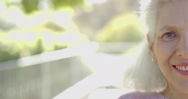 Portrait Femme Biraciale Âgée Heureuse Balcon Maison Ralenti Dans Espace — Video