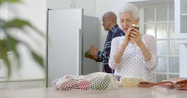 Szczęśliwa Para Seniorów Rozpakowująca Torby Zakupy Kuchni Zwolnione Tempo Życie — Wideo stockowe