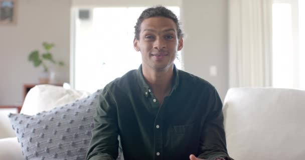 Портрет Счастливого Расового Человека Разговаривающего Имеющего Видеозвонок Дома Замедленная Съемка — стоковое видео