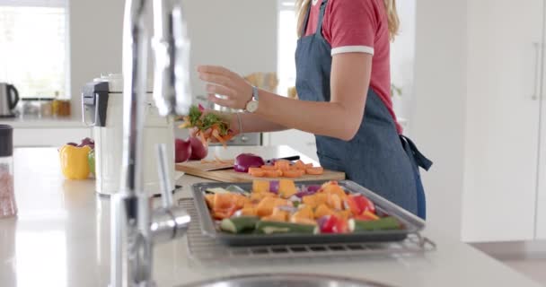 Önlük Giyip Mutfağa Atık Atan Mutlu Beyaz Kadın Ağır Çekimde — Stok video