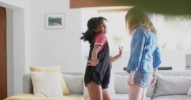 幸せな多様な十代の女性の友人が自宅で踊り ゆっくりとした動き 家庭生活 楽しみとライフスタイル 変わらない — ストック動画