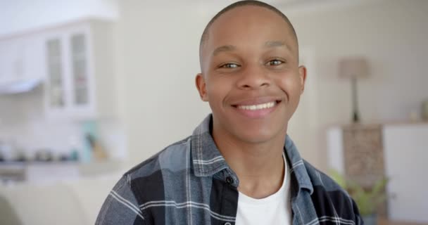 Porträtt Lycklig Afrikansk Amerikansk Manlig Tonåring Med Kort Hår Hemma — Stockvideo