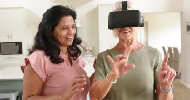 Feliz Diversas Mulheres Seniores Usando Óculos Rindo Sala Estar Ensolarada — Vídeo de Stock