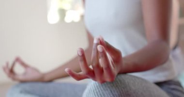 Beyaz odada egzersiz yapan ve meditasyon yapan farklı fitness kadınları, yavaş çekim. Hava yogası, yoga, birliktelik, aktivite ve yaşam tarzı, unayoga, birliktelik, aktivite ve yaşam tarzı..