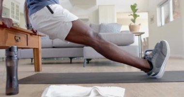 Odaklanmış Afro-Amerikalı adam güneşli oturma odasında şınav çekiyor, ağır çekimde. Ev, egzersiz, fitness ve sağlıklı yaşam tarzı, değişmemiş..