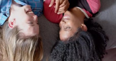 Mutlu çeşitli bayan arkadaşlar yatakta uzanıp, yavaş çekimde birbirlerine bakıyorlar. Aile hayatı, arkadaşlık ve yaşam tarzı, değişmedi..